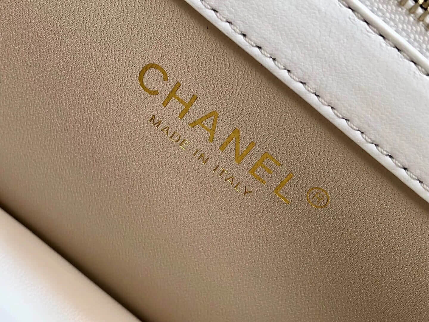 Chanel/香奈儿2018夏季新款白色双面金色链条口子翻盖包