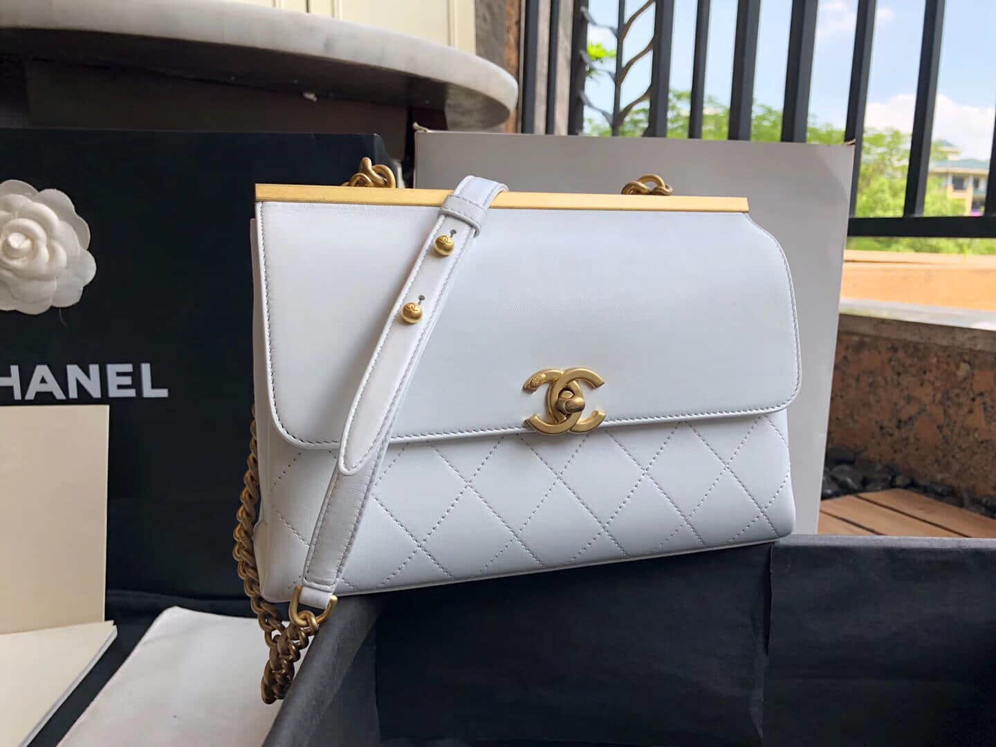 Chanel/香奈儿2018夏季新款白色双面金色链条口子翻盖包