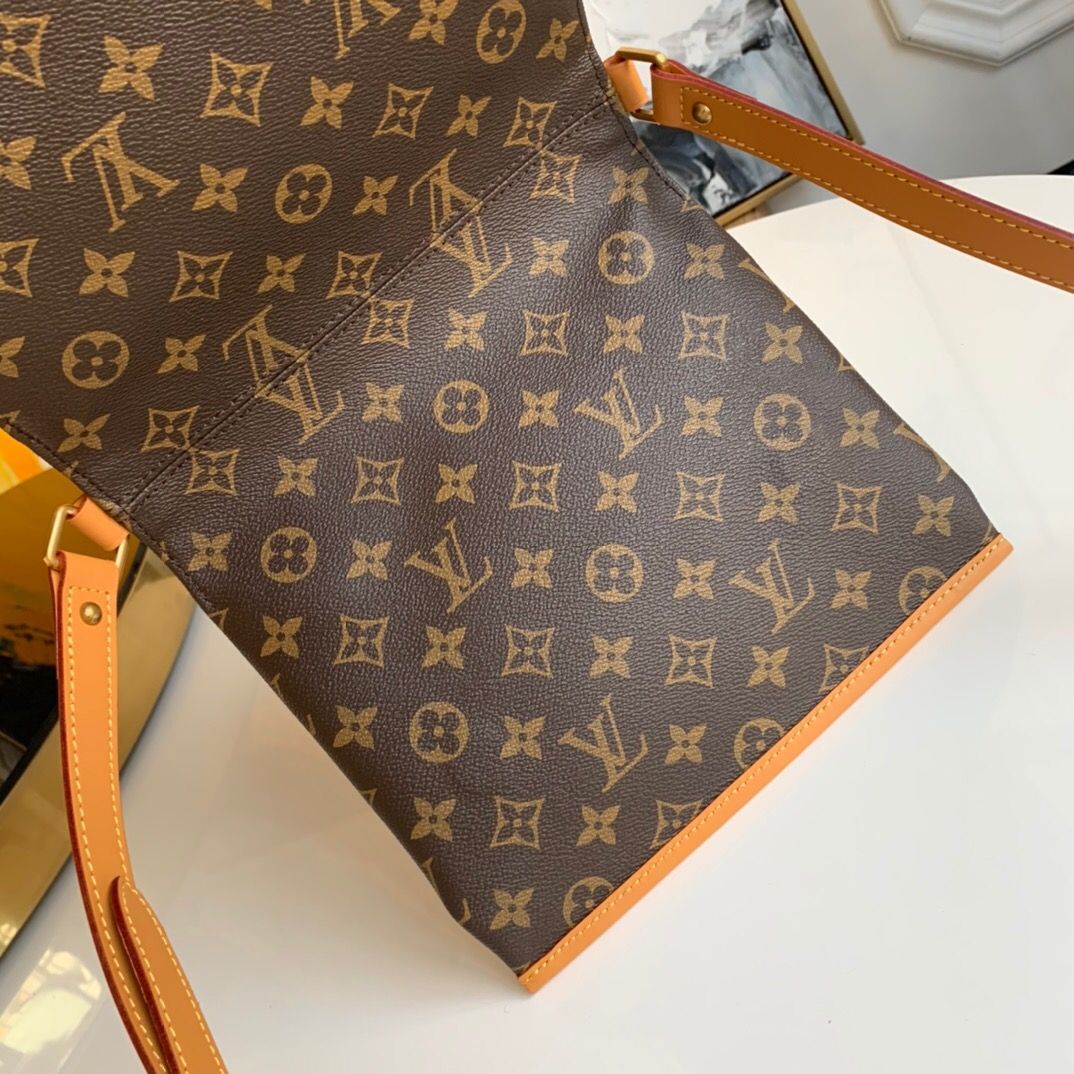 LV M44879 男士Saumur小号斜挎邮差包