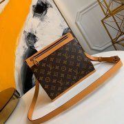 LV M44879 男士Saumur小号斜挎邮差包