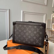 LV M44730 Soft Trunk黑色链条邮差包