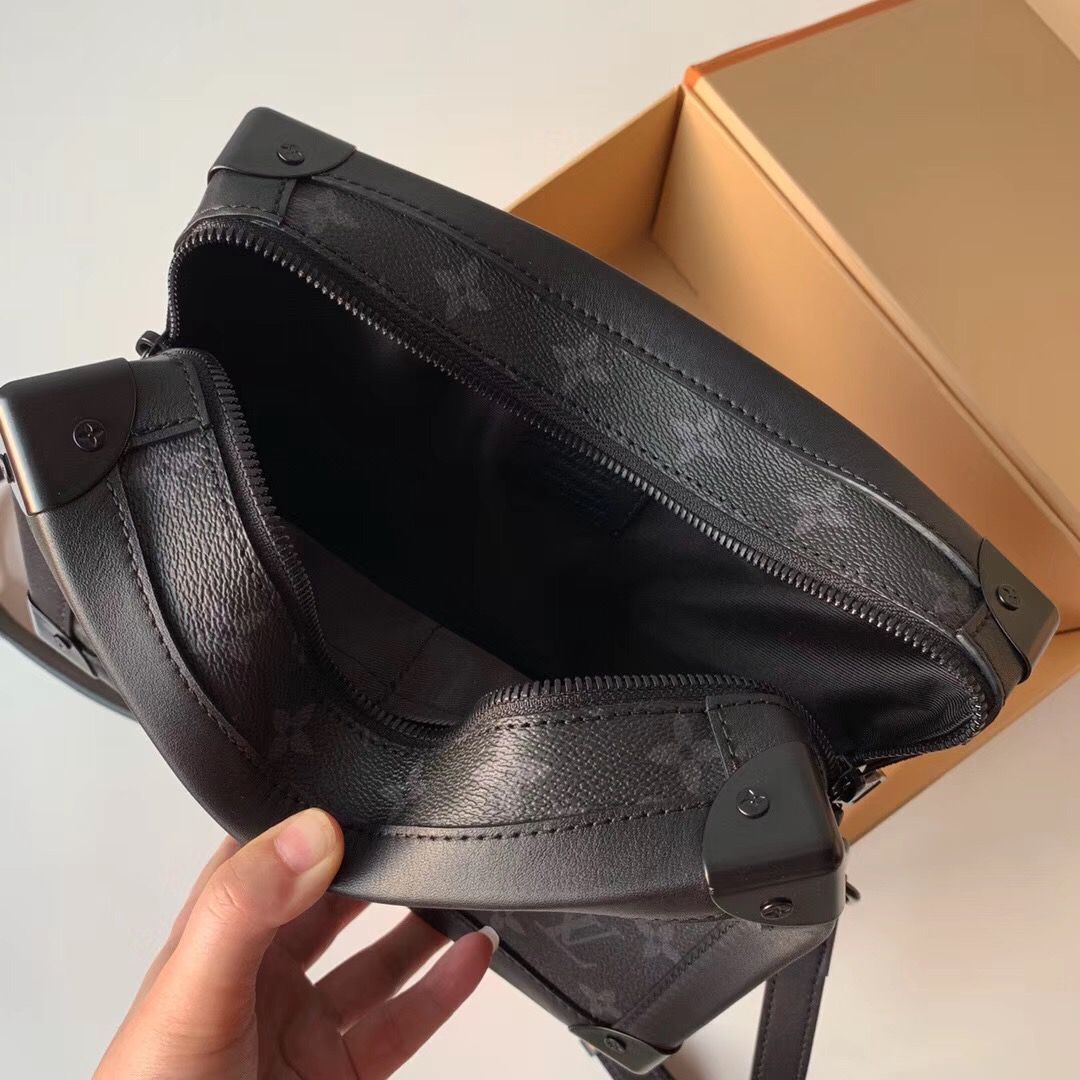 LV M44730 Soft Trunk黑色链条邮差包