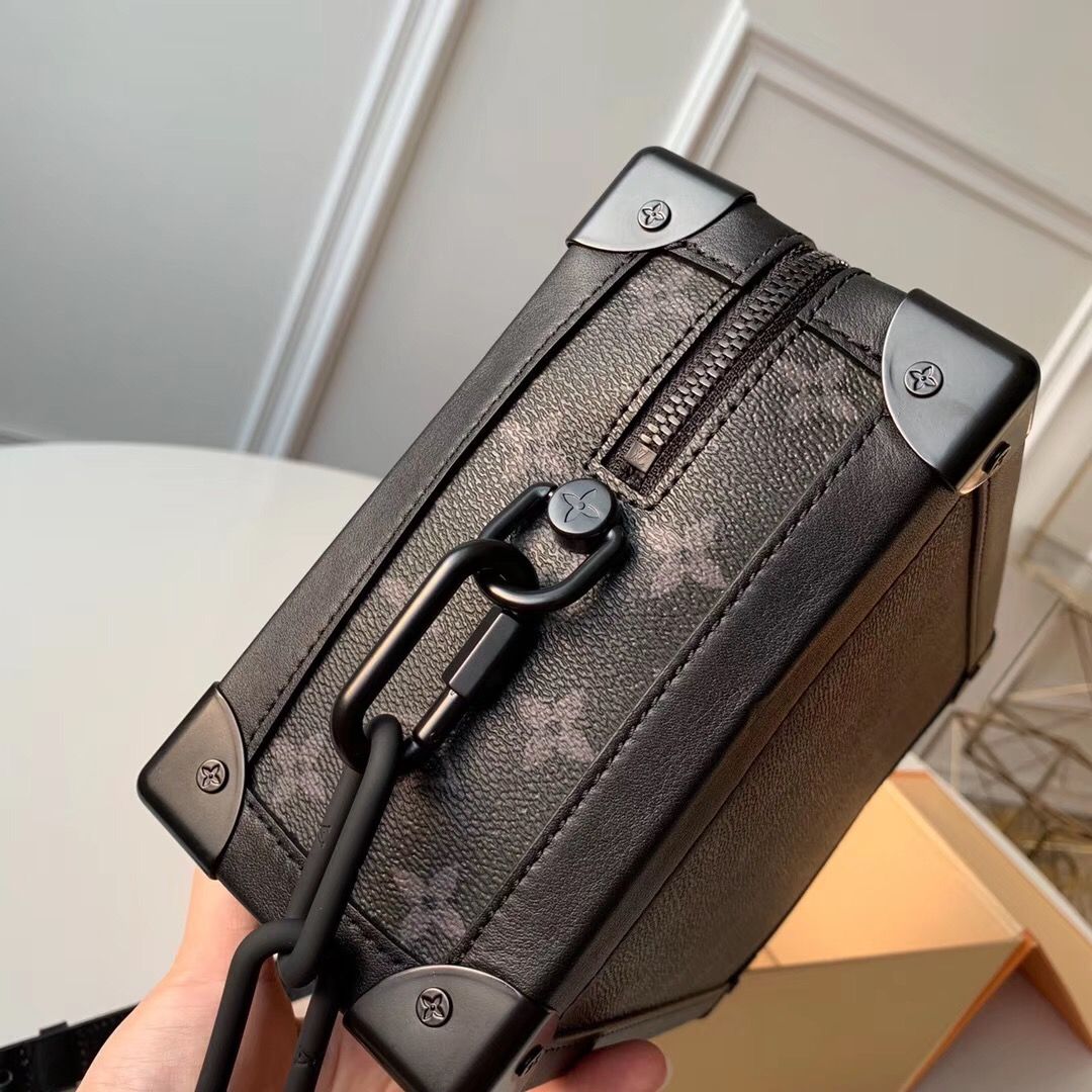 LV M44730 Soft Trunk黑色链条邮差包