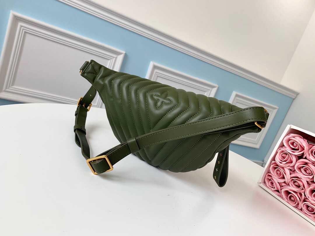 LV M55528 NEW WAVE BUMBAG 腰包