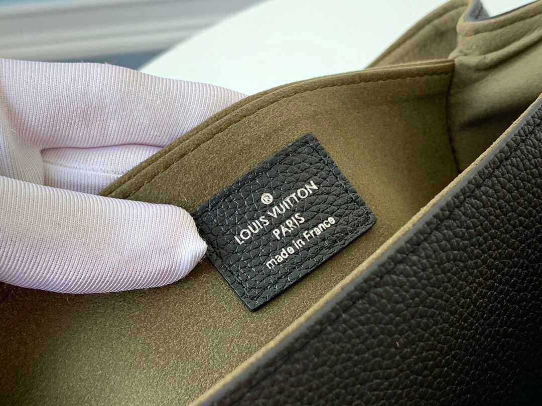 LV M55323 软粒面小牛皮MYLOCKME手袋