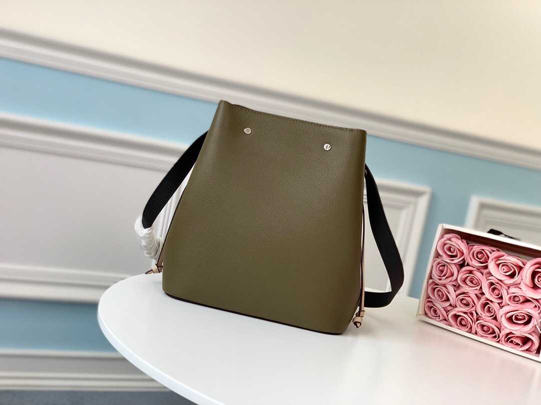 LV M55439 LOCKME BUCKET 手袋 小牛皮水桶包