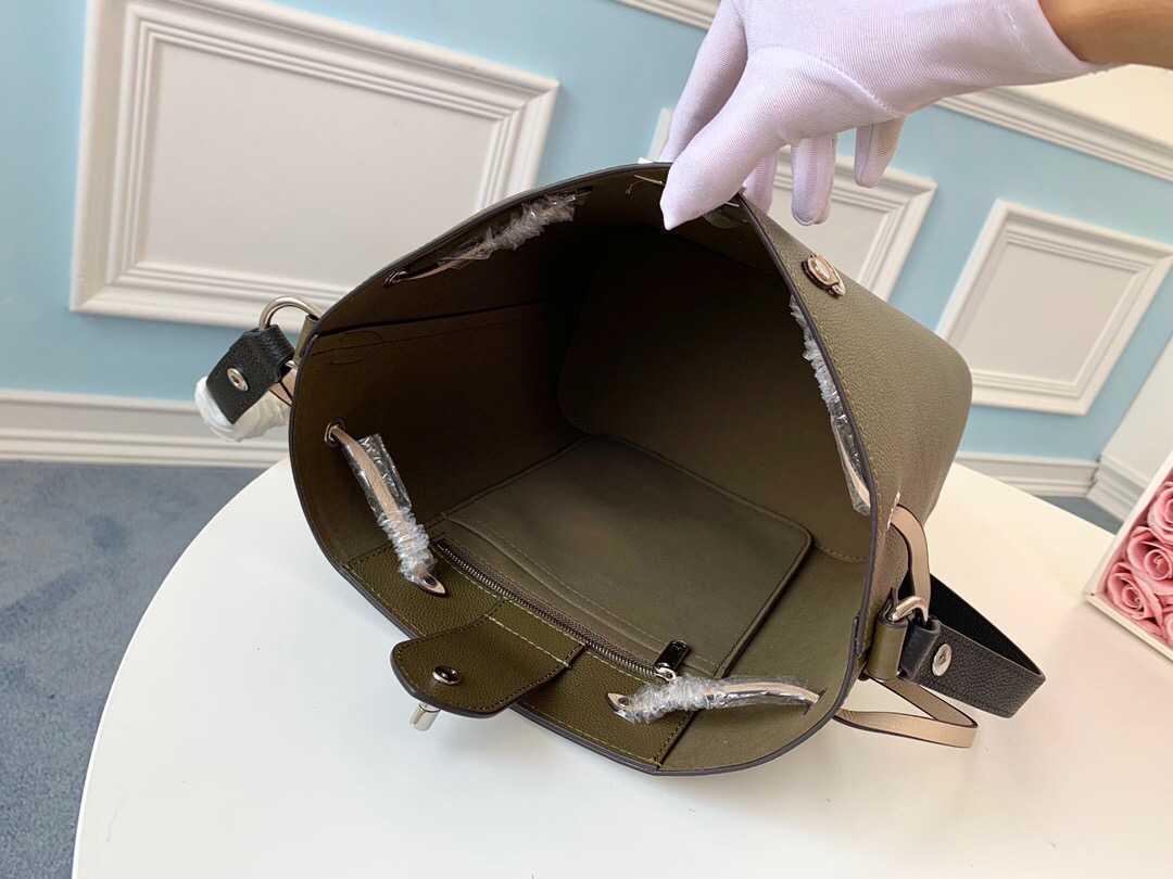 LV M55439 LOCKME BUCKET 手袋 小牛皮水桶包