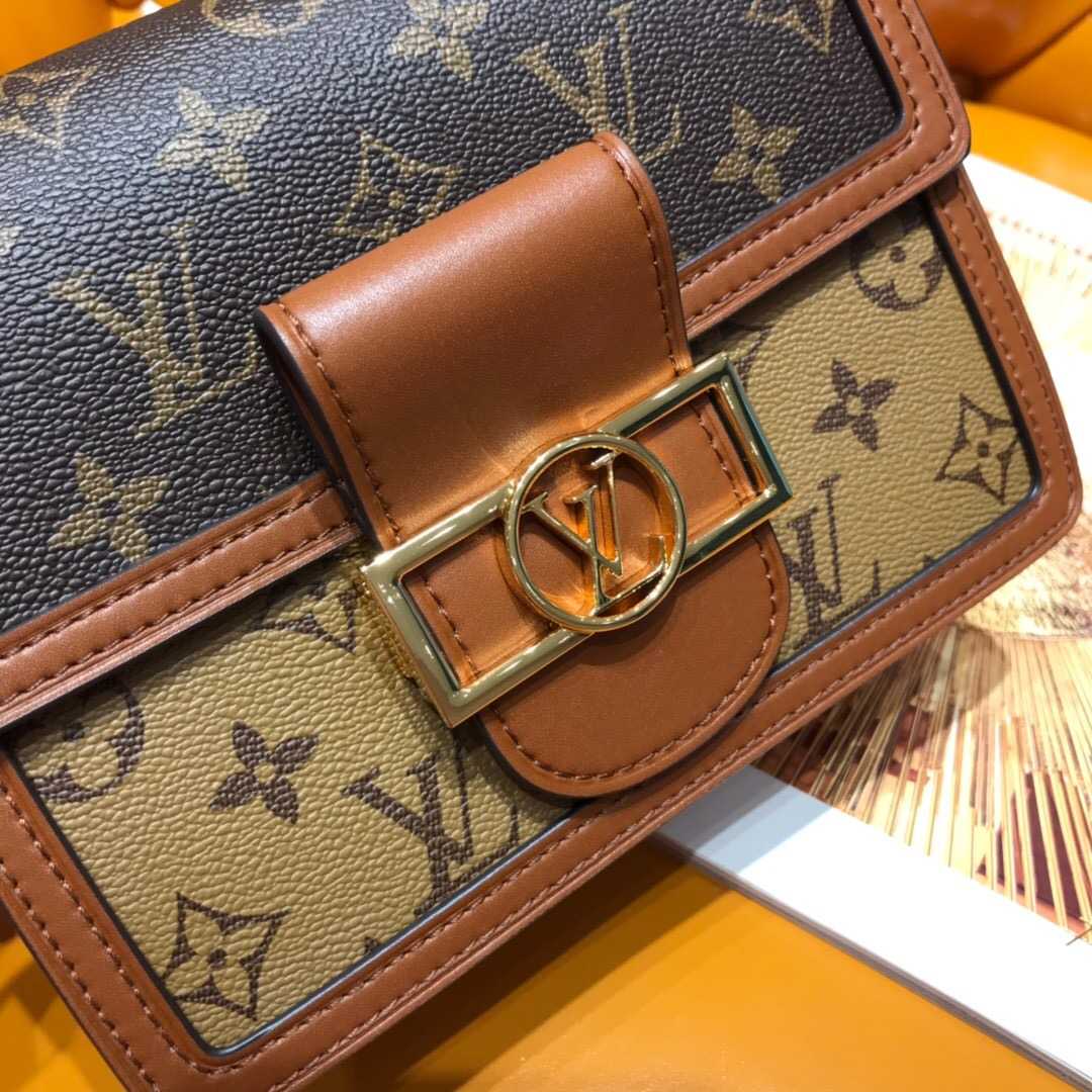 LV 19年新款MINI DAUPHINE达芙妮拼色复古邮差包 M44580