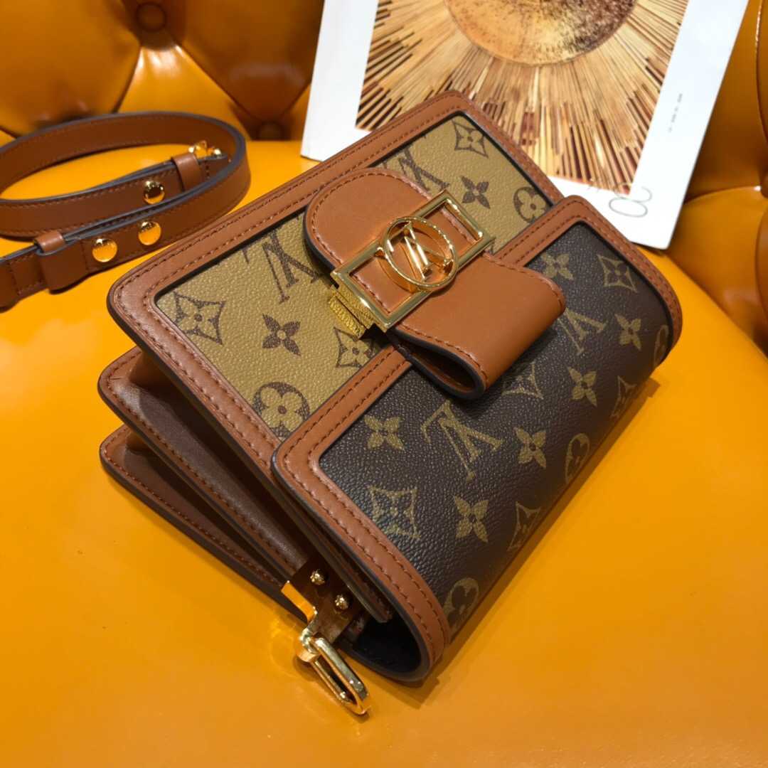 LV 19年新款MINI DAUPHINE达芙妮拼色复古邮差包 M44580