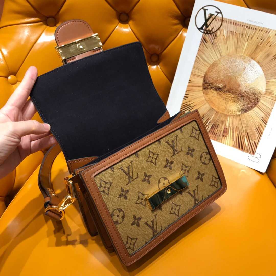LV 19年新款MINI DAUPHINE达芙妮拼色复古邮差包 M44580