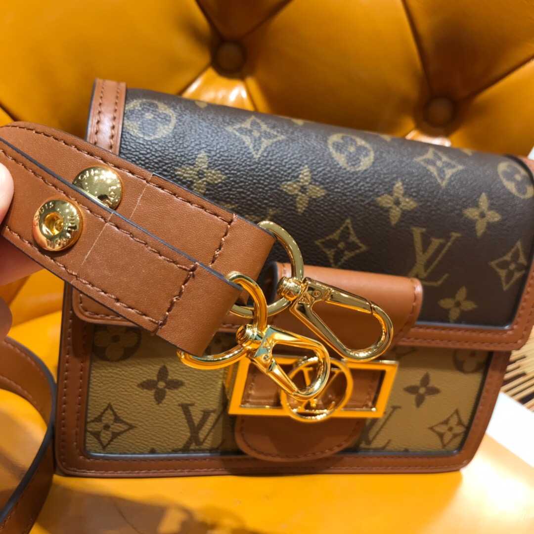 LV 19年新款MINI DAUPHINE达芙妮拼色复古邮差包 M44580