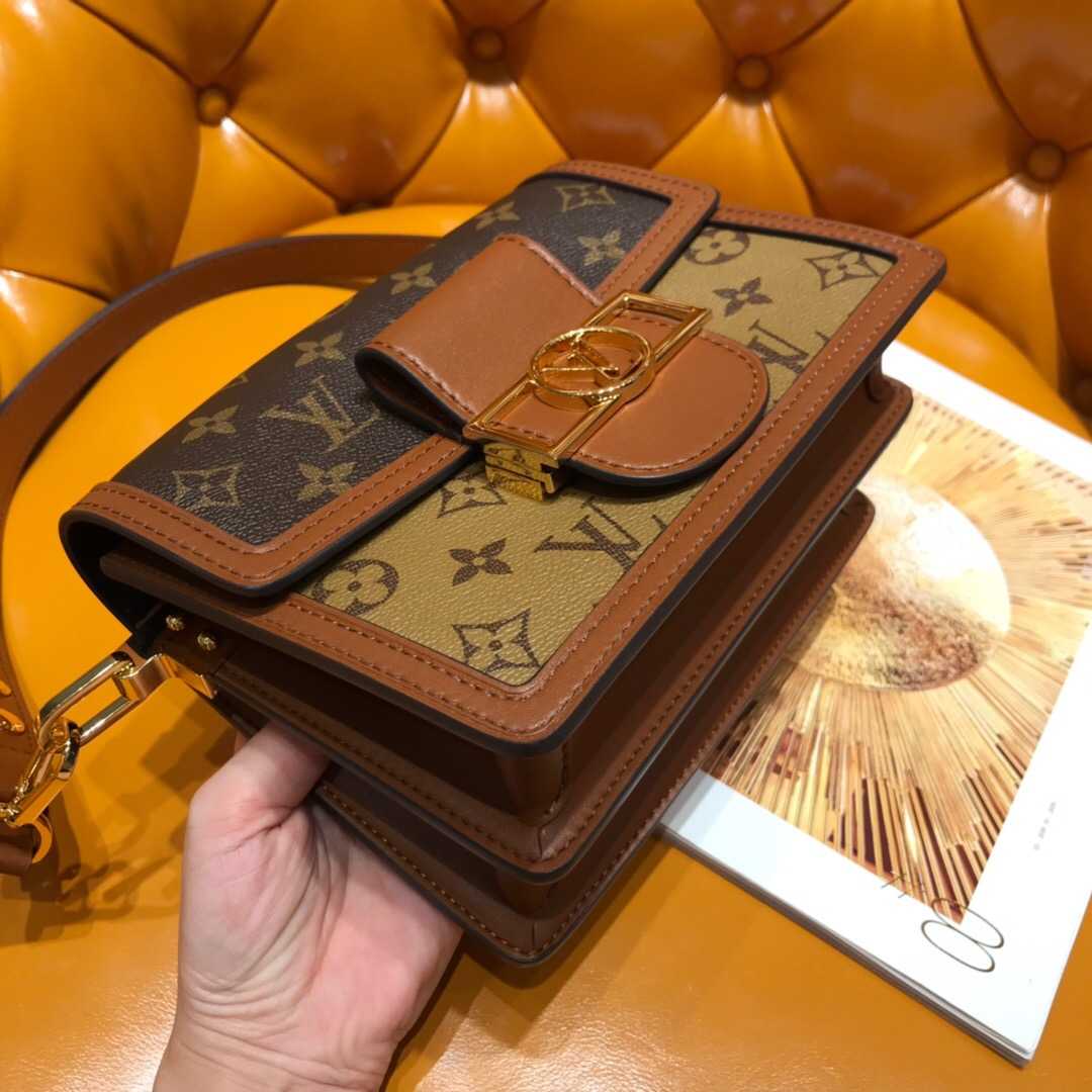 LV 19年新款MINI DAUPHINE达芙妮拼色复古邮差包 M44580