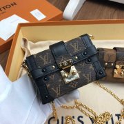 LV M68566 ESSENTIAL TRUNK 老花色链条包