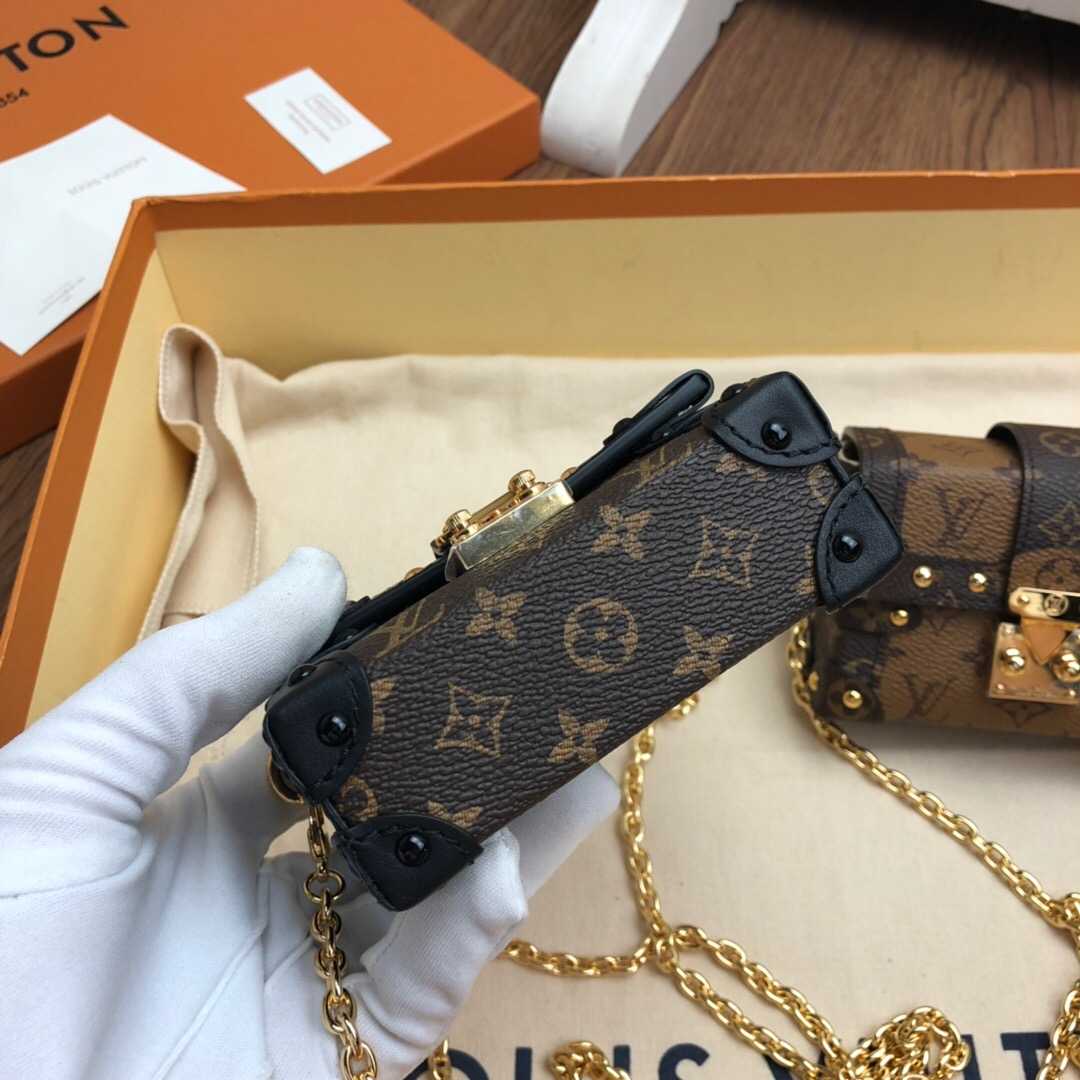 LV M68566 ESSENTIAL TRUNK 老花色链条包