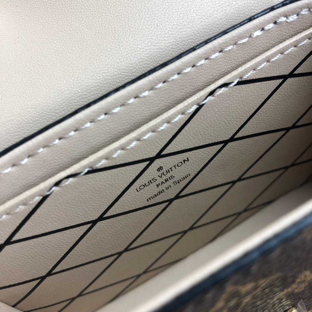 LV M68566 ESSENTIAL TRUNK 老花色链条包