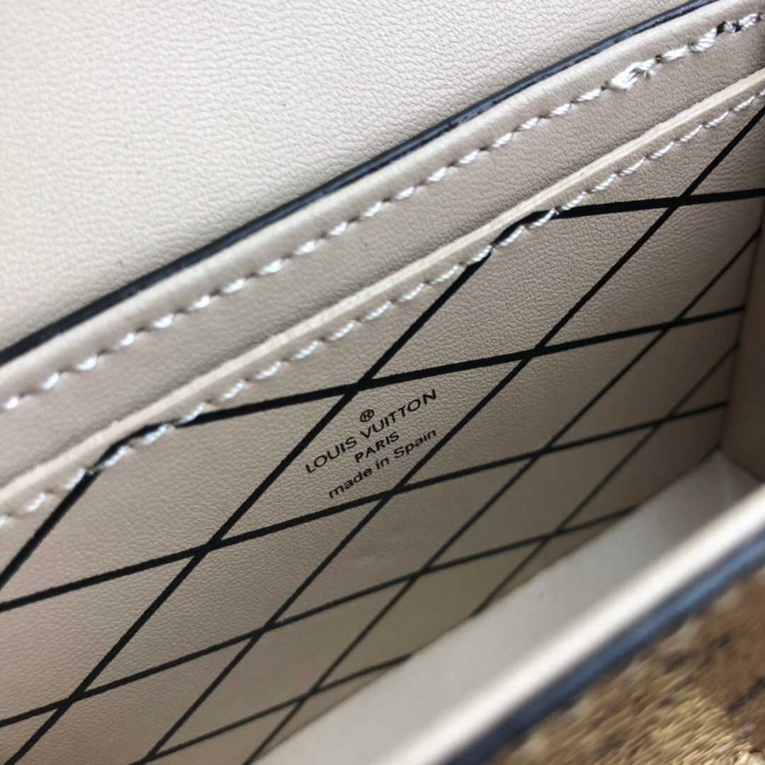 LV M68575 ESSENTIAL TRUNK 黄花链条包