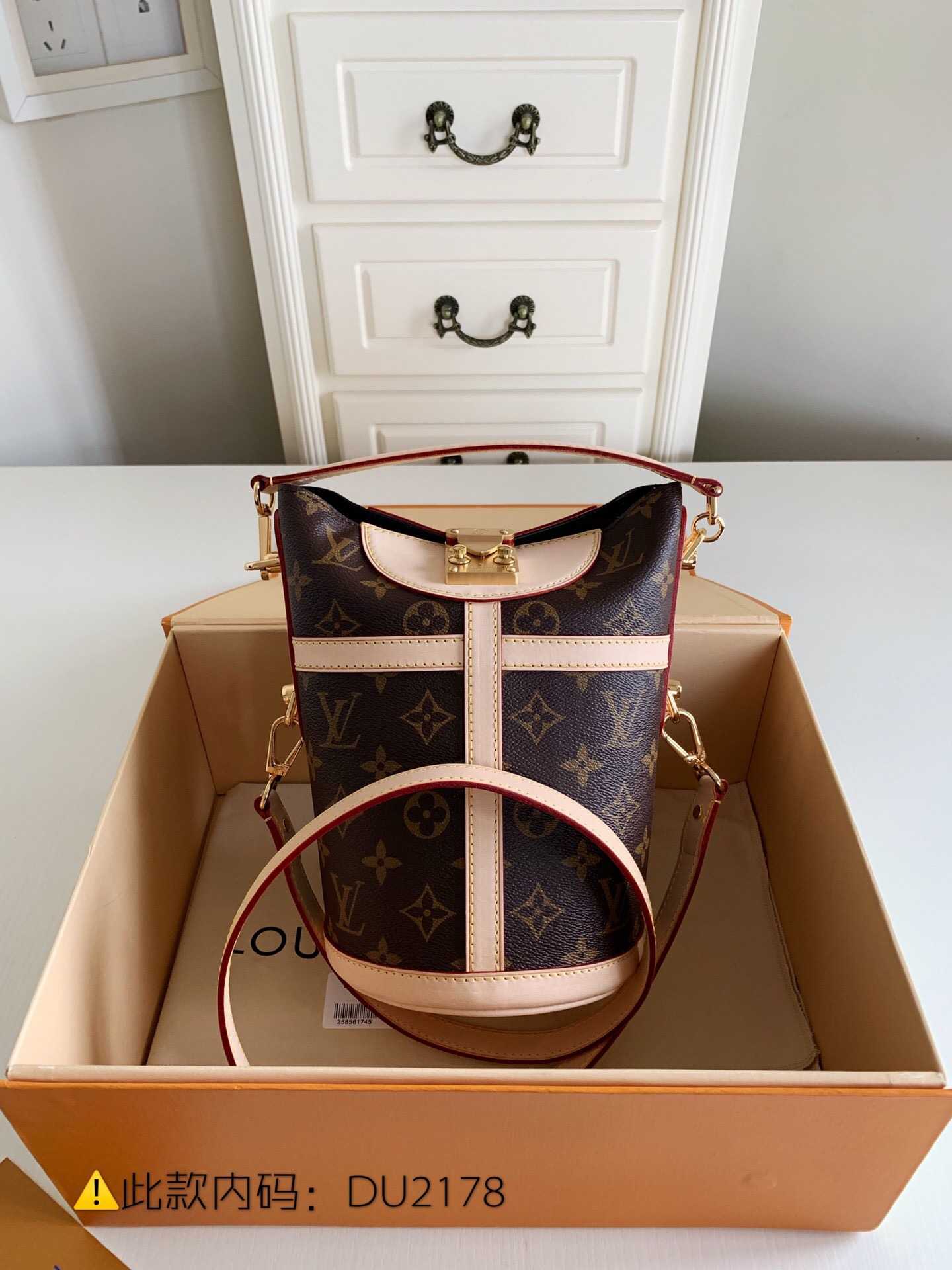 LV M43587 DUFFLE 手袋 圆筒薯条包