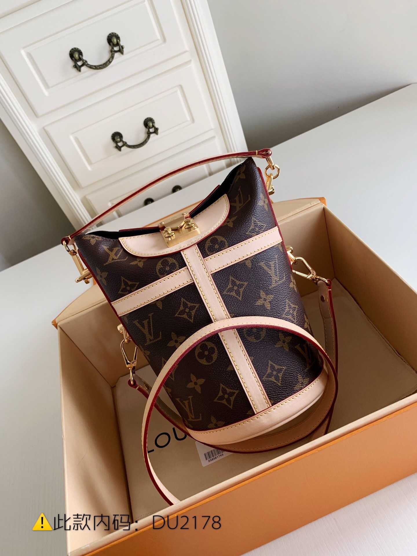LV M43587 DUFFLE 手袋 圆筒薯条包