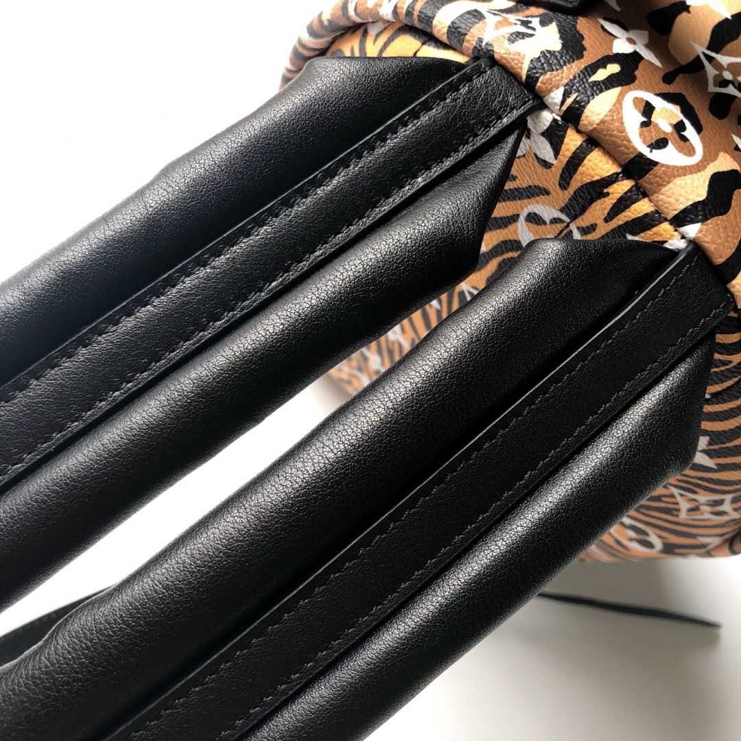 LV M44718 新款非洲丛林豹纹Palm Springs小号双肩包