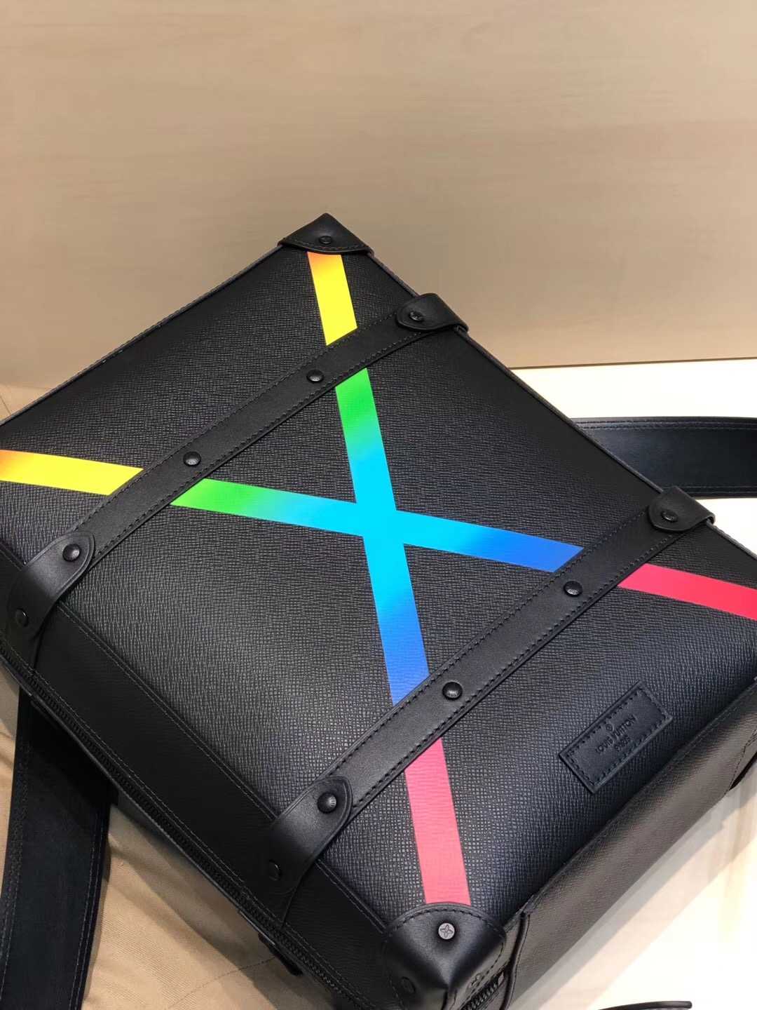 LV M30337 Soft Trunk 彩虹X图案小号双肩包