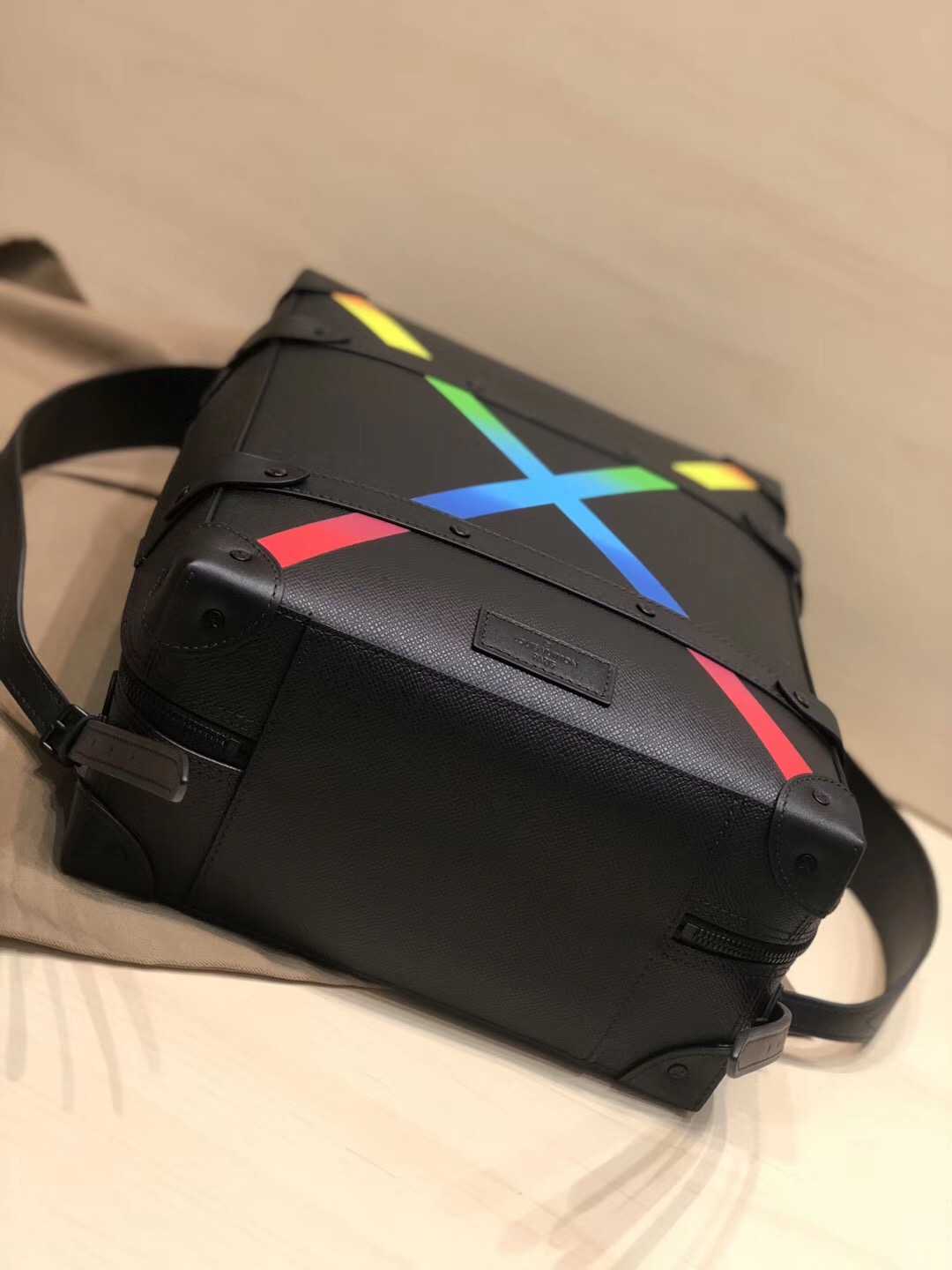 LV M30337 Soft Trunk 彩虹X图案小号双肩包