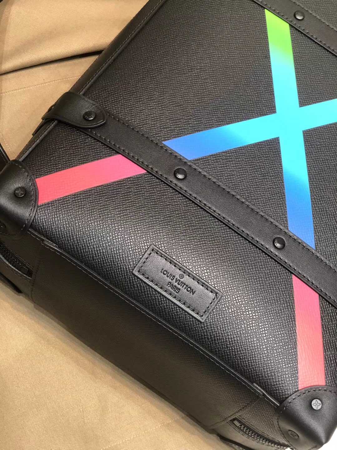 LV M30337 Soft Trunk 彩虹X图案小号双肩包