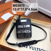 LV M53975 19秋冬新款Danube金属挂饰邮差包