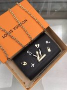 LV M63987 2019新款水波纹皮革Twist链条包