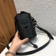 LV M44628 Chalk Nano 手袋 全皮小水桶包圆筒包