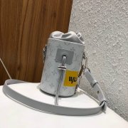LV M44631 Chalk Nano 手袋 链条斜挎小水桶包白色