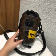 LV M44632 Chalk Nano 手袋 链条斜挎小水桶包