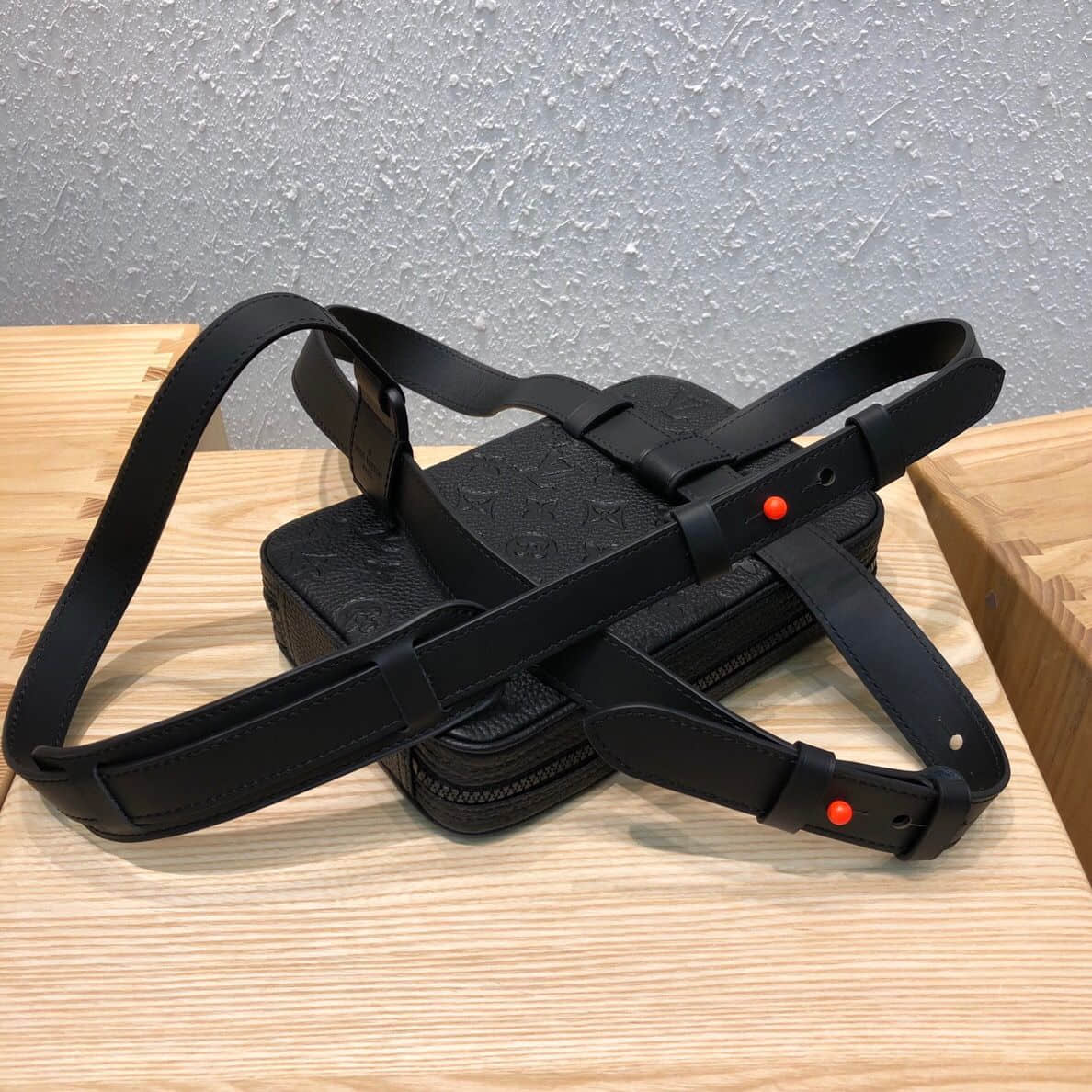 LV M53298 黑色牛皮Utility Side工装包