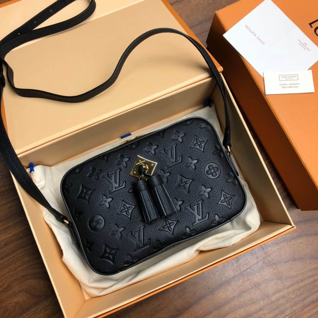 Louis Vuitton M44597 Saintonge