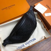 LV M44388 黑色全皮压花Discovery腰包/胸包