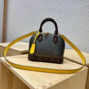 LV M44389 银色压花漆皮Alma BB 贝壳包