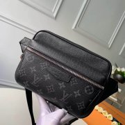 LV M30245 黑花Taïga皮革OUTDOOR腰包/胸包