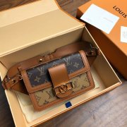 LV M44586 Dauphine 腰包