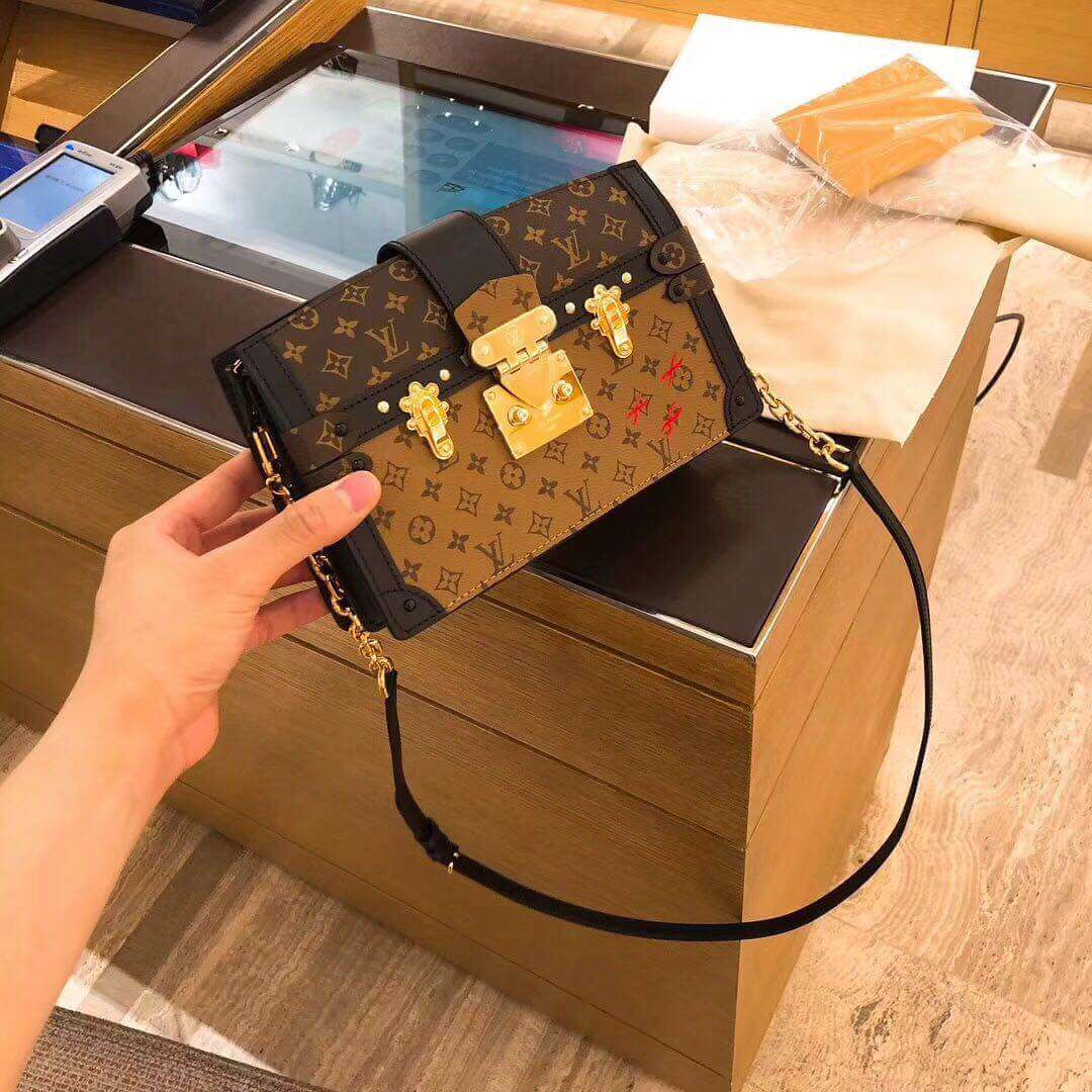 LV/路易威登 18秀款 Trunk手袋 老花拼色盒子链条单肩包斜挎包 M43596