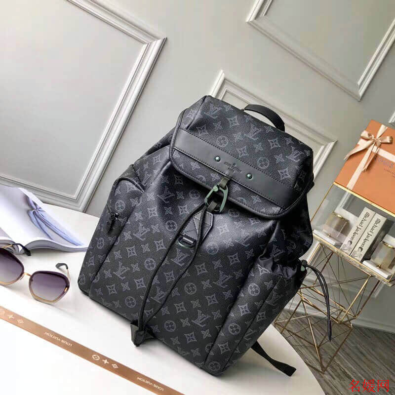 LV/路易威登 18新款SKP店 金属饰件装饰涂层帆布Discovery双肩包 M43694