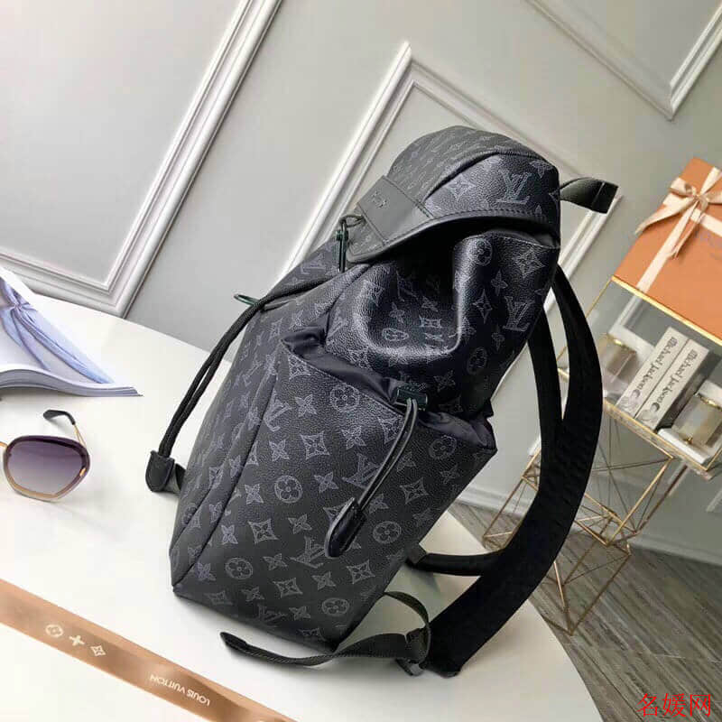 LV/路易威登 18新款SKP店 金属饰件装饰涂层帆布Discovery双肩包 M43694