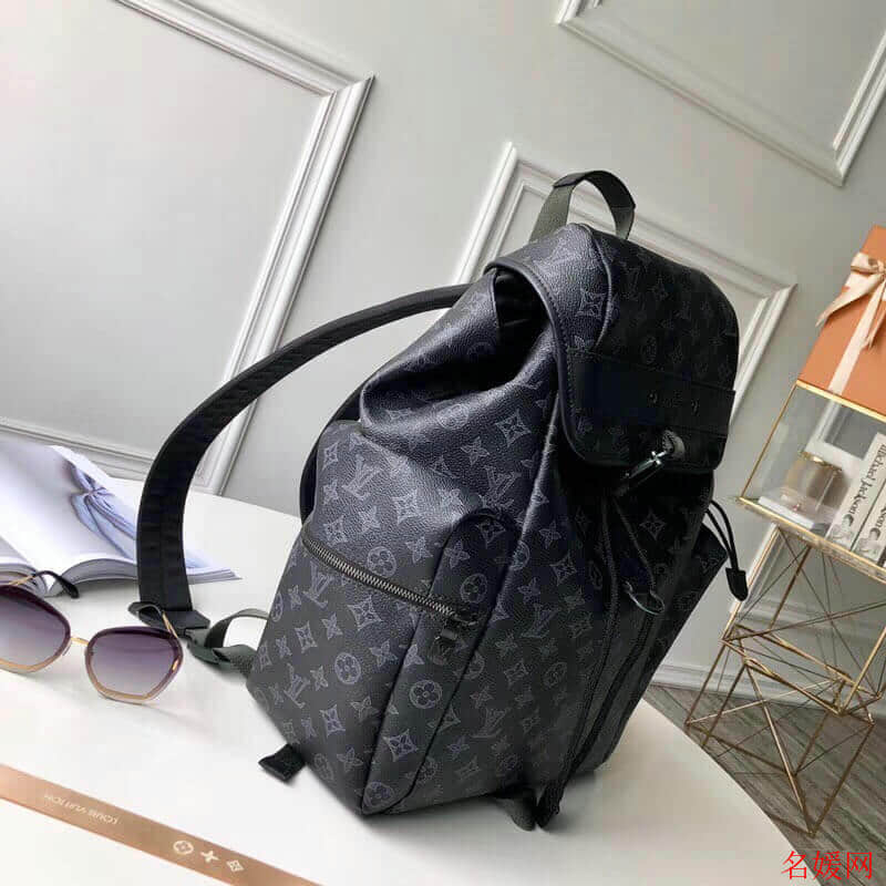 LV/路易威登 18新款SKP店 金属饰件装饰涂层帆布Discovery双肩包 M43694