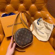 LV M45149 2020新款女士软圆饼包小号Chapeau