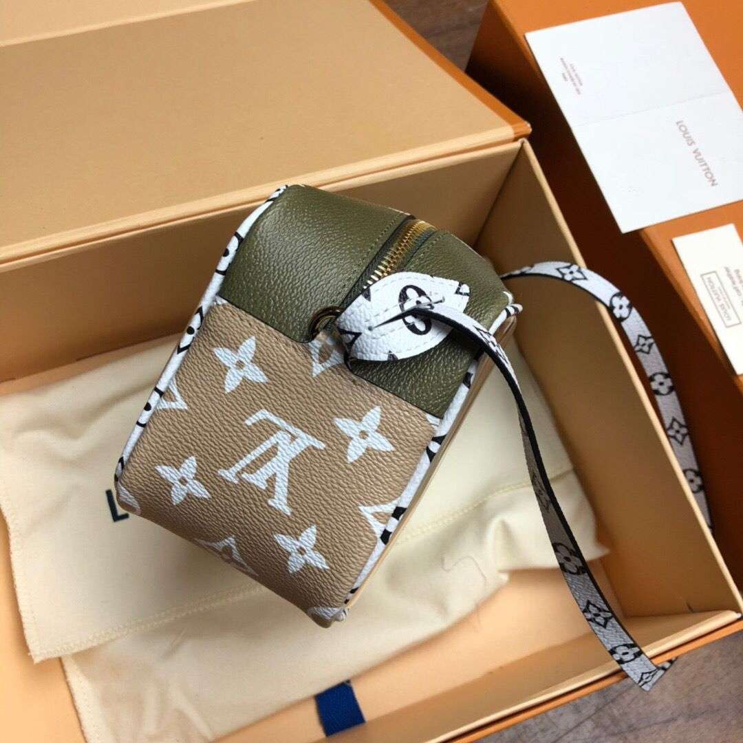 lv m67610 海滩手拿包 pvc透明相机包 小方包