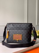 LV M45214 Besace Zippee