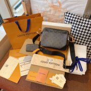 LV M69443 Trio Bag三合一男士斜挎包