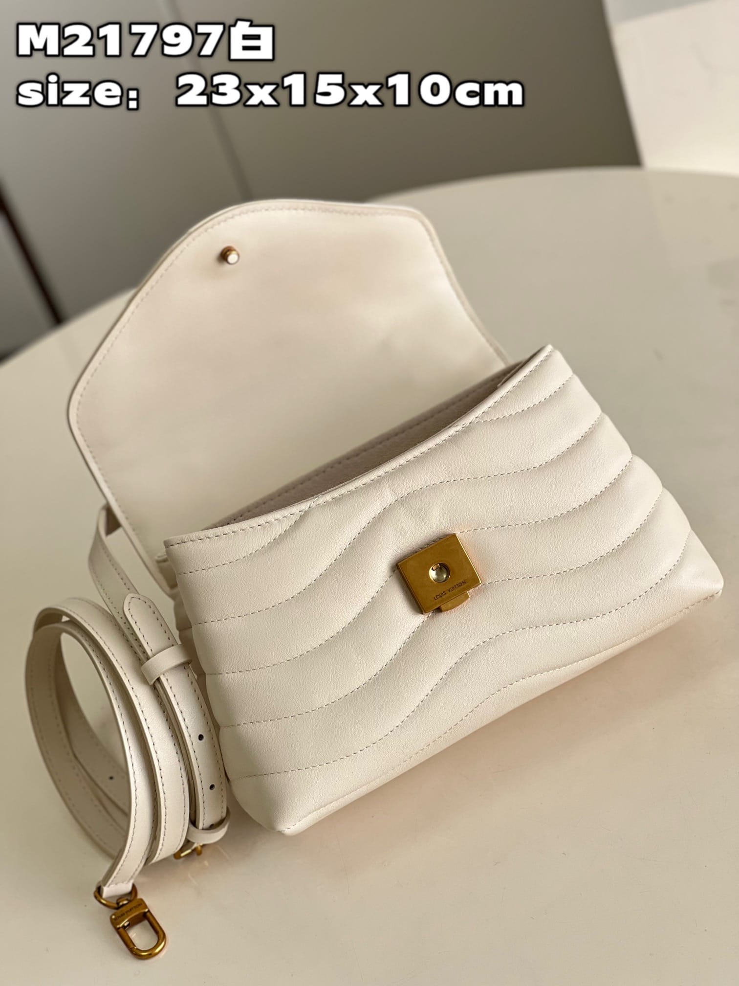 Louis Vuitton Hold Me Bag #lvholdme #lvholdmebag #m21720 #m21797