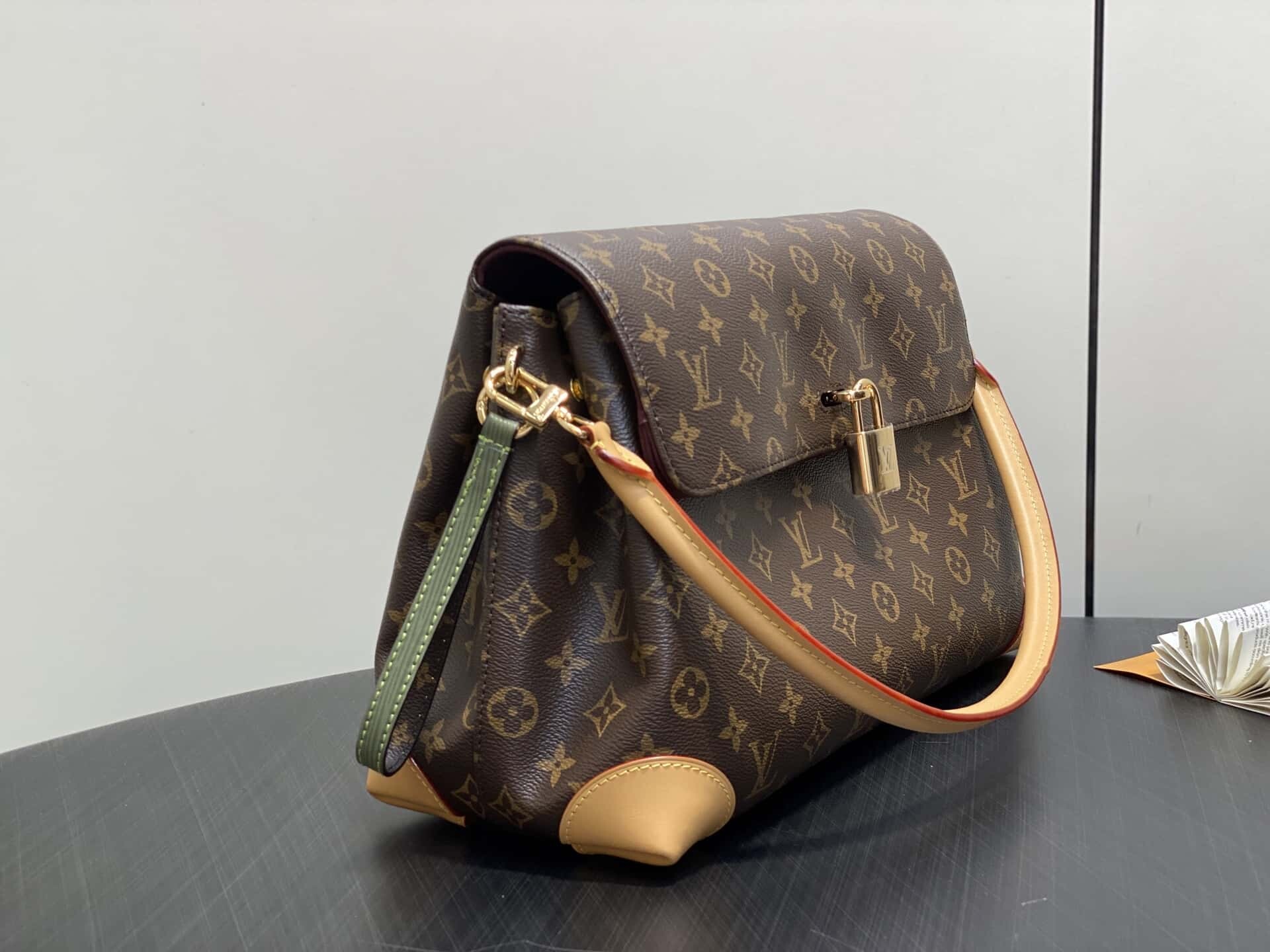 LV M14473老花 锁头包 HIDE AWAY 中号手袋