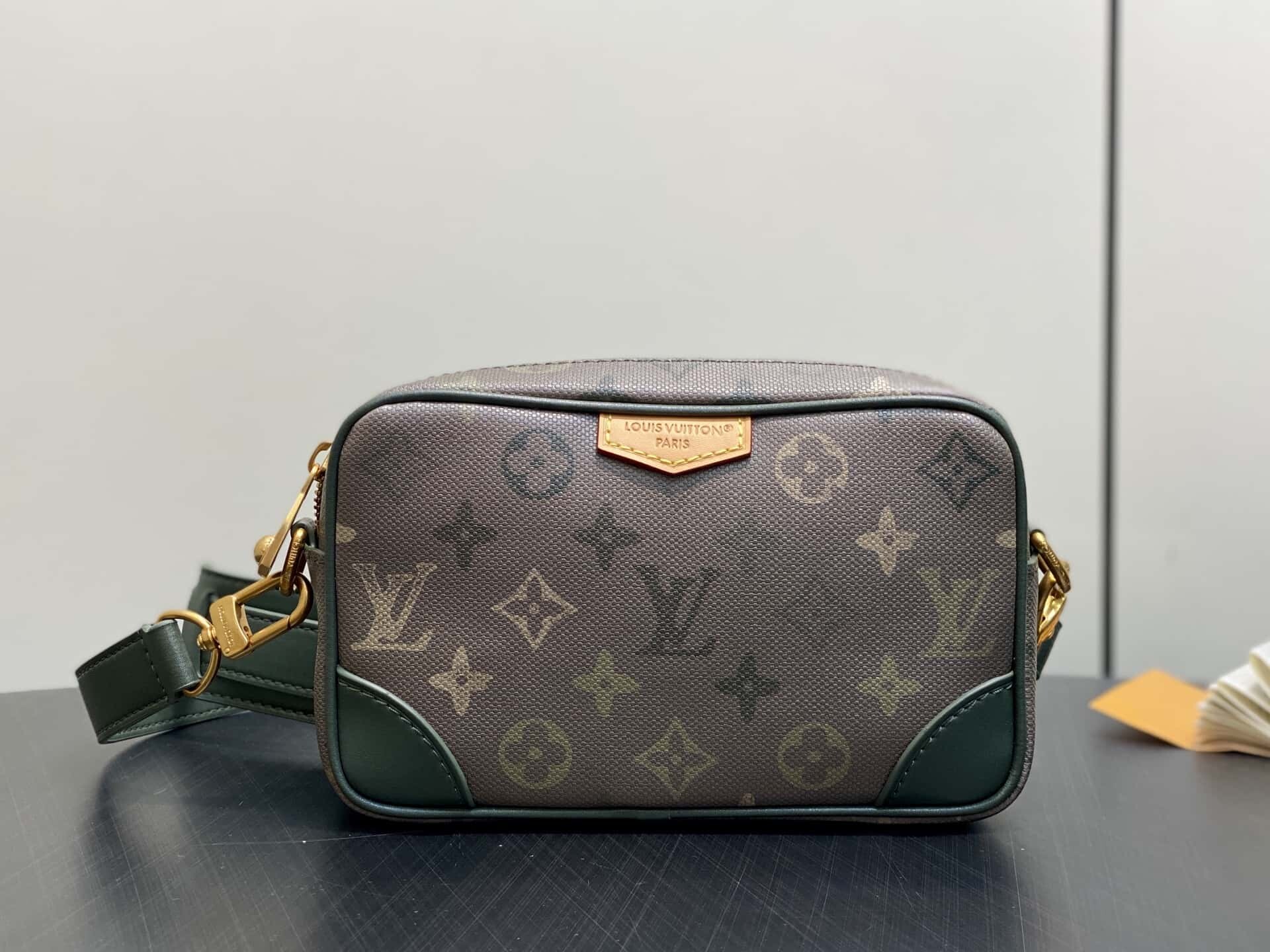 LV M26937军绿色 Trocadéro Wearable Wallet 邮差手袋