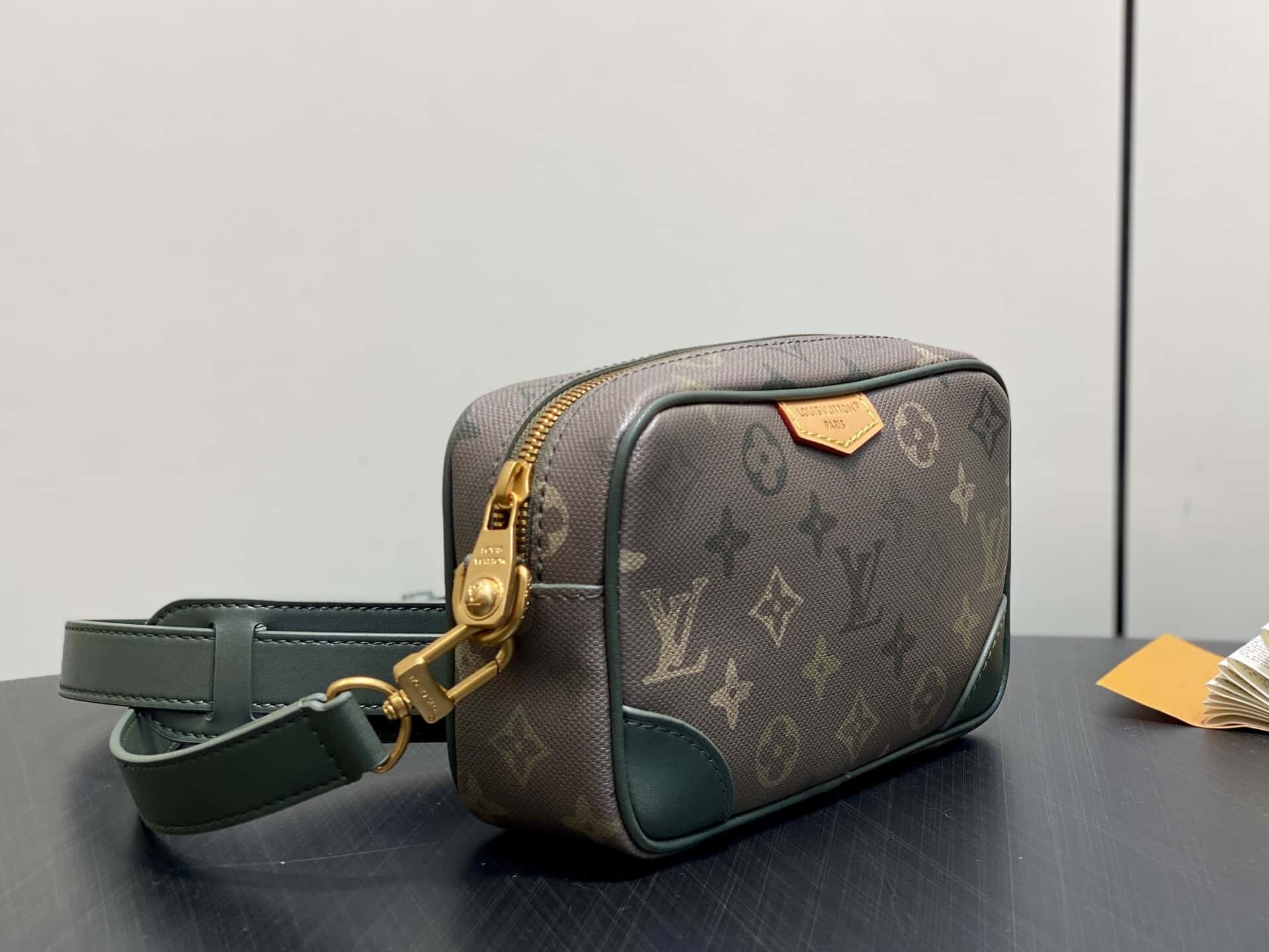 LV M26937军绿色 Trocadéro Wearable Wallet 邮差手袋