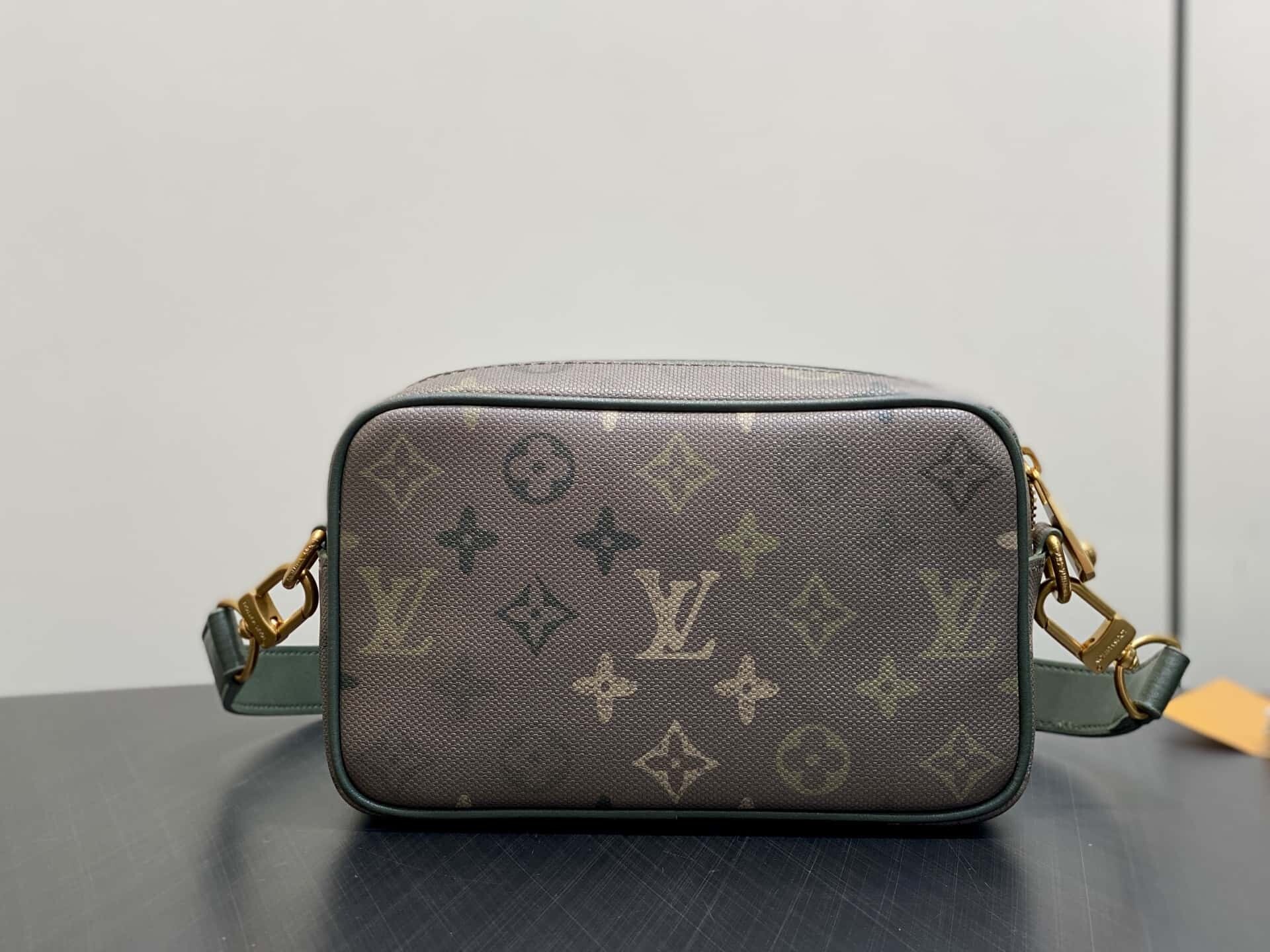 LV M26937军绿色 Trocadéro Wearable Wallet 邮差手袋